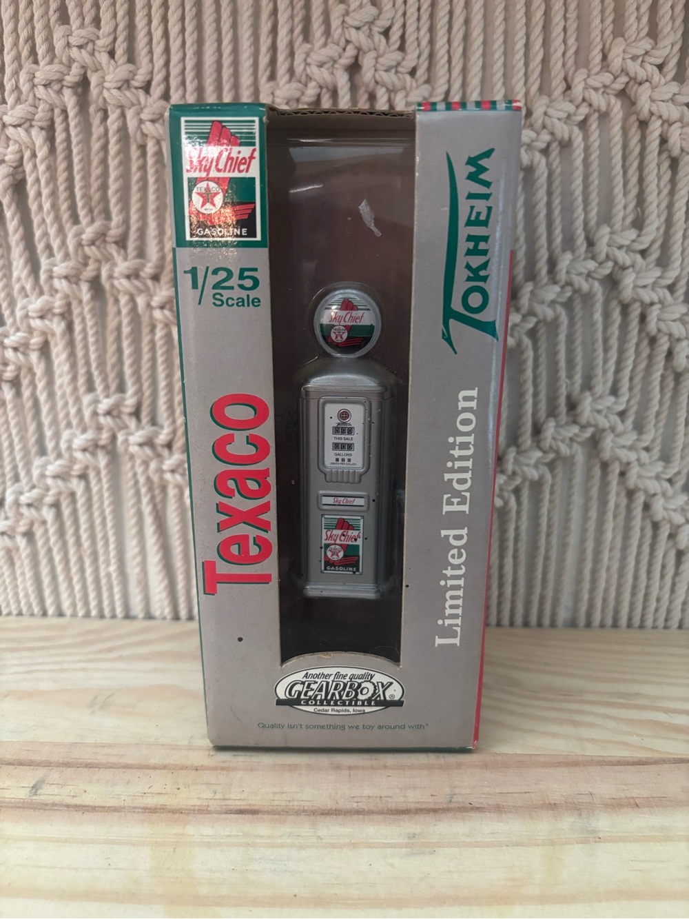 Gearbox Collectibles 1:25 scale Texaco Sky Chief Tokheim gas pump miniature